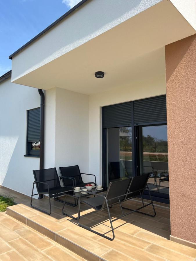 Modern Home Ula Brtonigla Eksteriør bilde