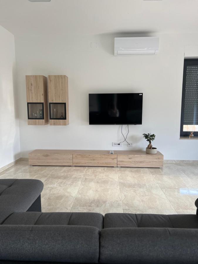 Modern Home Ula Brtonigla Eksteriør bilde