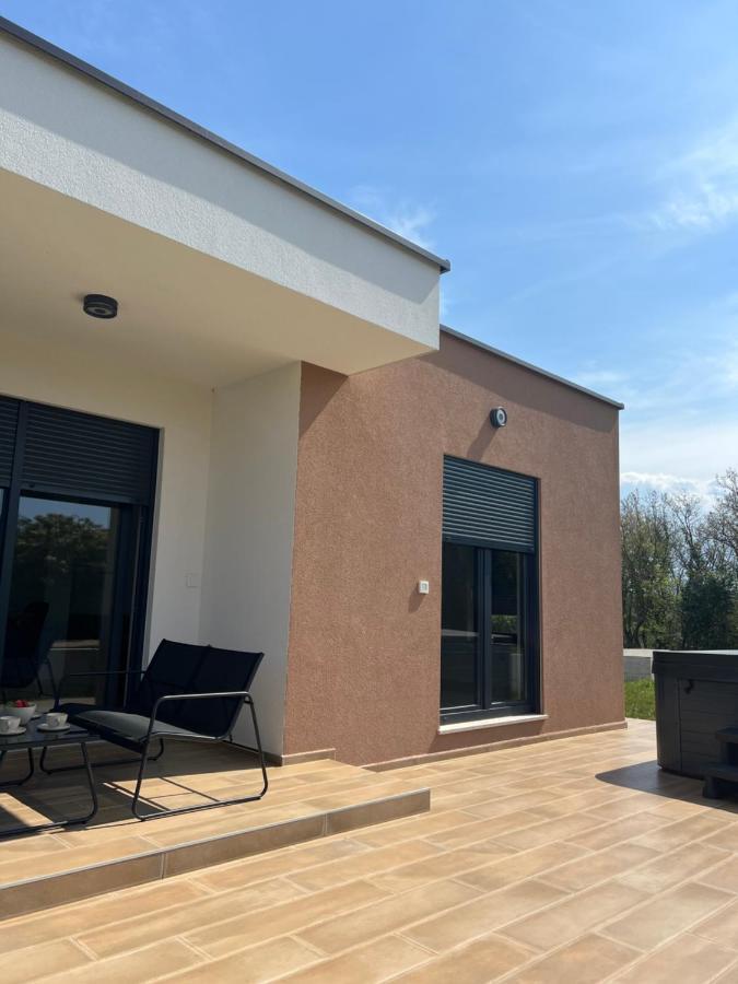 Modern Home Ula Brtonigla Eksteriør bilde
