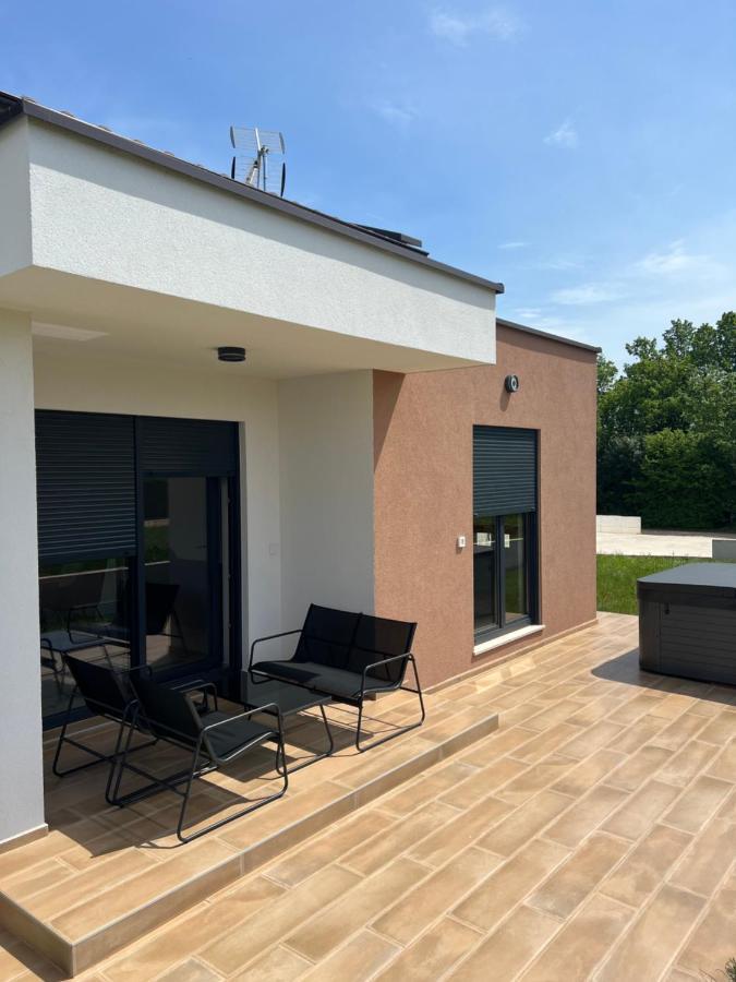 Modern Home Ula Brtonigla Eksteriør bilde