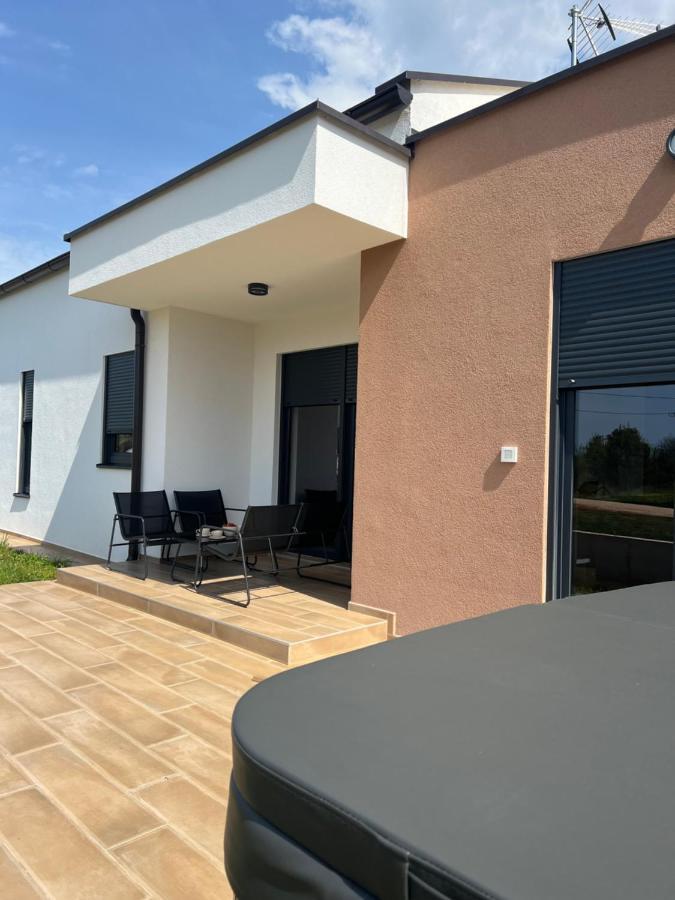 Modern Home Ula Brtonigla Eksteriør bilde